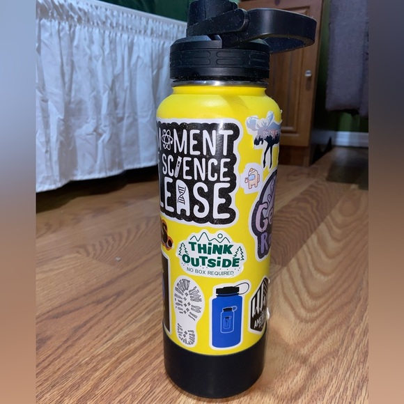 🌸 Hydro Flask Reusable Water Bottle 40oz Includes boot, 2 caps & stickers on it - Picture 4 of 15